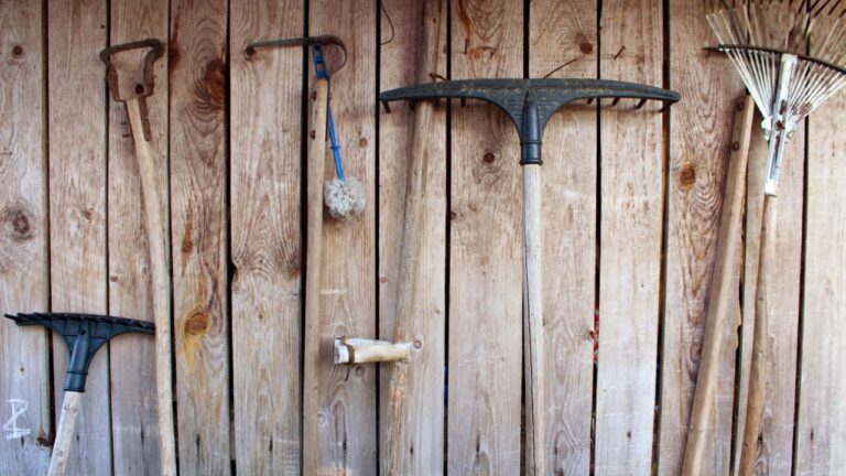 DIY gardening hand tool wall storage / rack for different kinds of garden tools