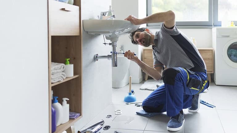 11 Things Professional Plumbers Would Never Do in Their Own Homes