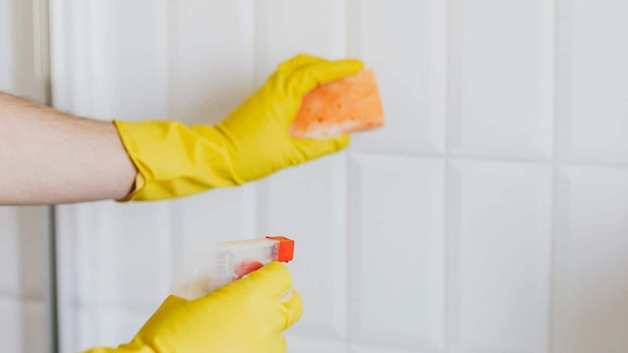 cleaning bathroom tiles