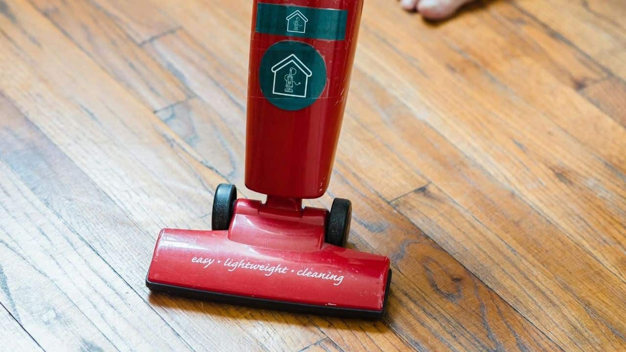 vacuum cleaner hardwood floor