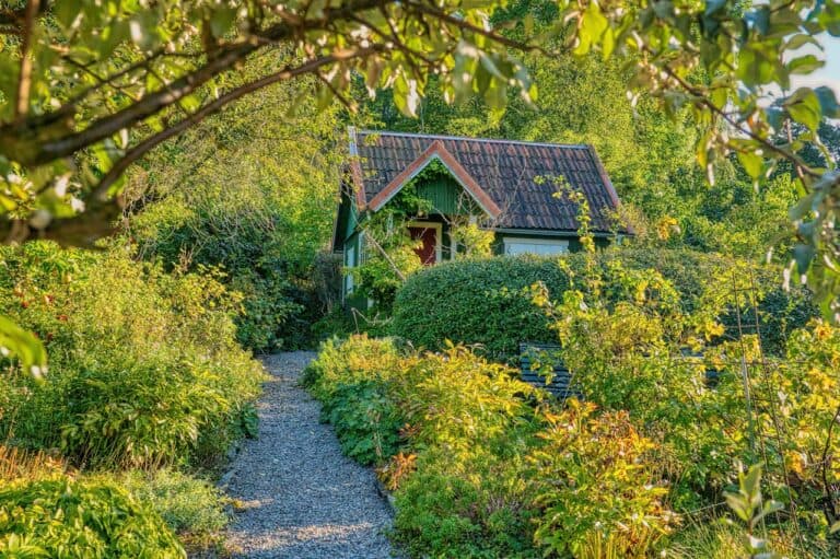 Charming Cottage in Lush Stockholm Garden
