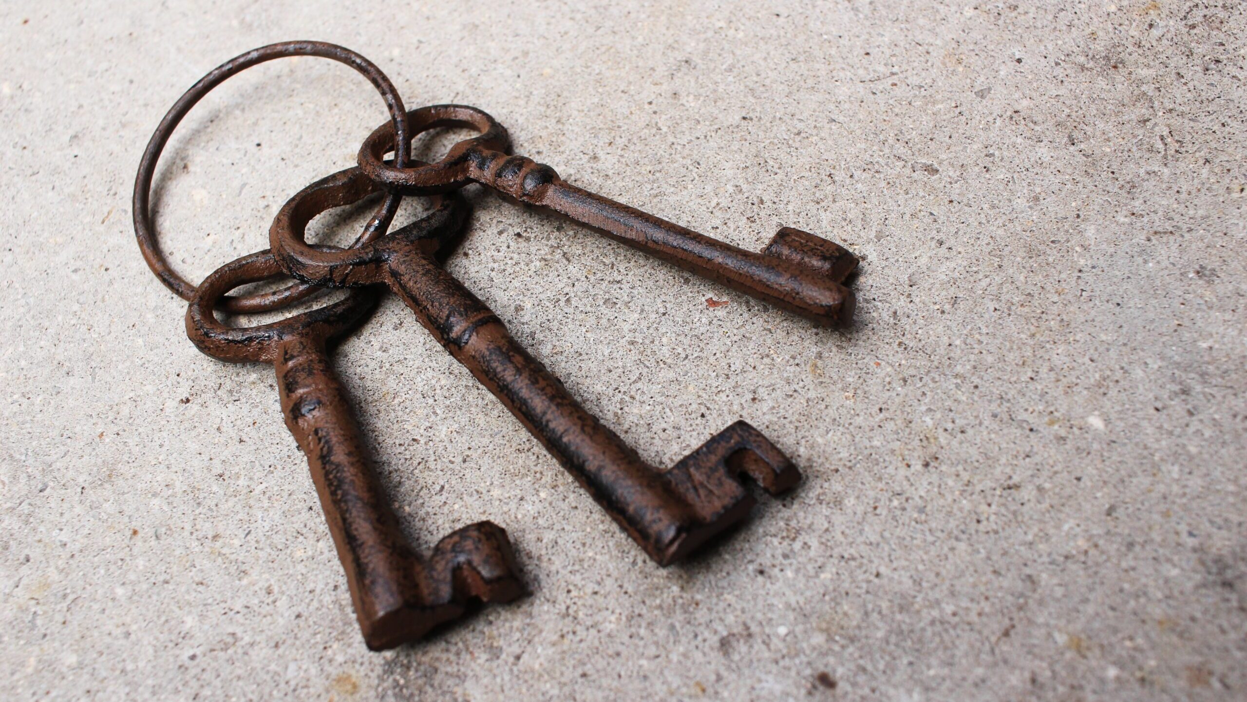 Closeup shot ofa vintage old keys on the ground